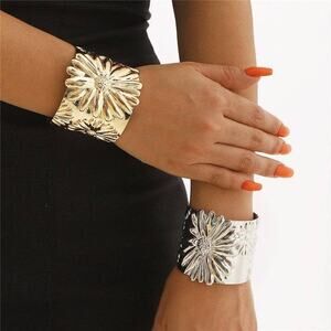 Vintage Floral Metal Open Bangle - Elegant Statement Bracelet